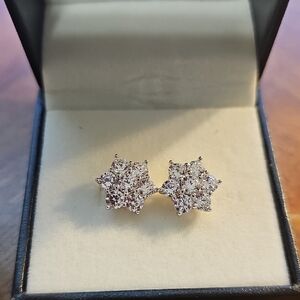 Flower stud earrings